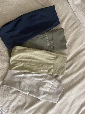Relode/gymshark - Mörkblå Relode scrunch tights storlek S - 350kr   Gröna slipstream relode tights storlek M - 300kr  Beiga gymshark tights storlek M - 300kr   Vita/grå relode scrunch tights storlek S - 350kr   Kan skickas då köparen står för frakt. 