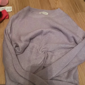 Fin tröja! - Fin lila tröja i storlek 12-14y Säljer för det inte e min stil längre!