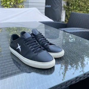 arigato skor - nypris 2500, säljer för att köpa nya skor inför höst, mycket bra skick bortsett att de är lite creasade. Pris inte hugget i sten!