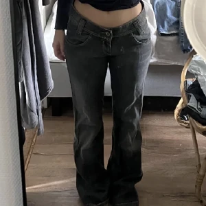 Gråa jeans - Säljer dessa jeans jag köpte på plick som inte passa mig💕Skulle säga att det passar om man är runt 168cm☺️