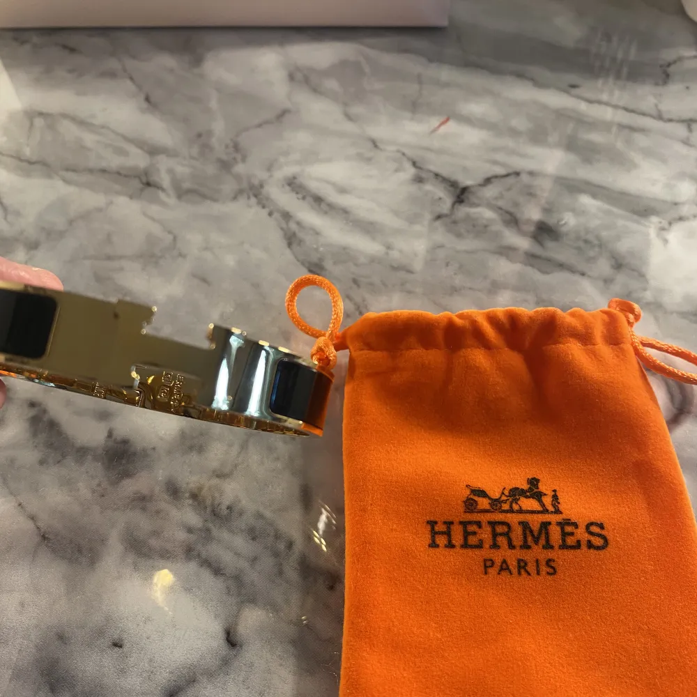 Säljer det här super fina Hermès armbandet. Nytt skick😊 Påsen ingår:)  Skriv bara om det är seriösa köpare.. Accessoarer.