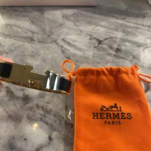 Säljer det här super fina Hermès armbandet. Nytt skick😊 Påsen ingår:)  Skriv bara om det är seriösa köpare.