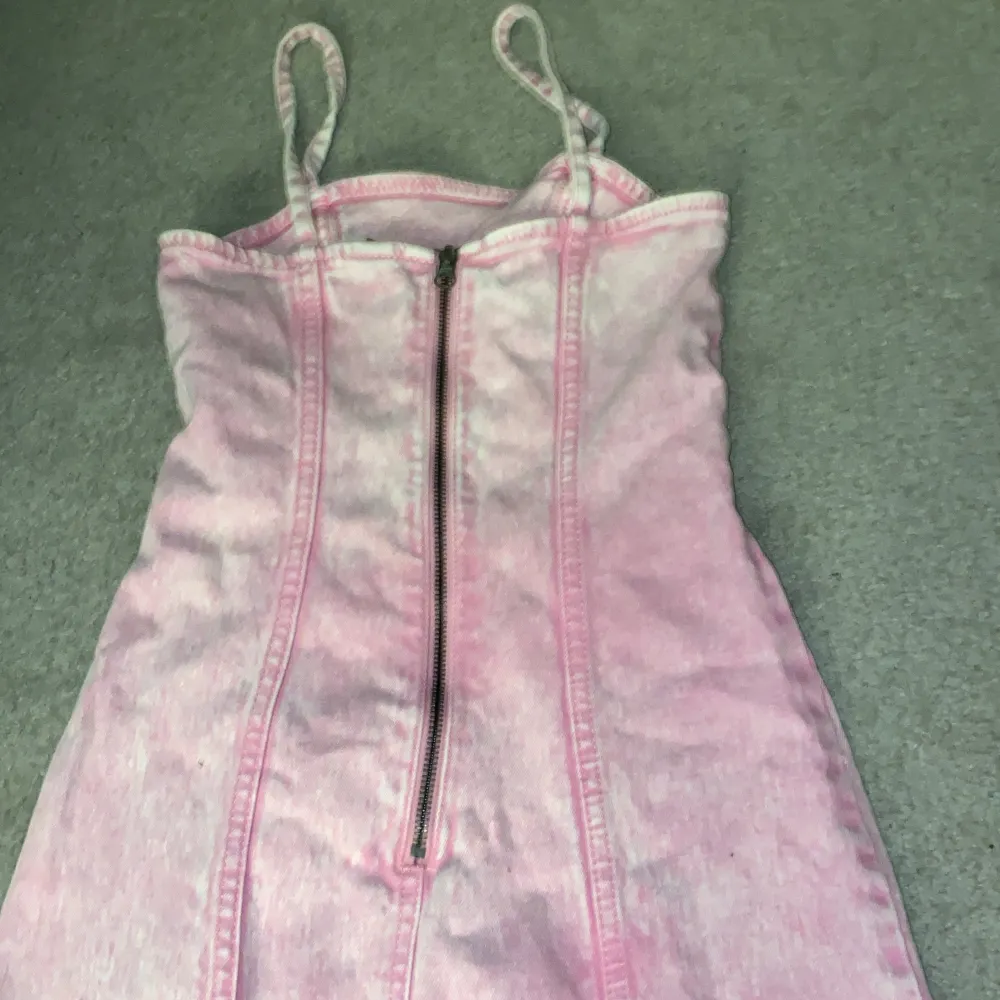 jätte snygg rosa jeans klänning med lång dragkedja på ryggen! storlek 32 men passar XXS och XS 🤍 skön och lätt att röra sig i 🫶🏼 nyskick! . Klänningar.