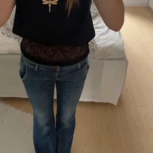 Lågmidjade bootcut jeans  - Säljer dessa super snygga Lågmidjade bootcut jeansen, dom är använda men väll omhändertagna ❣️ passar mig som vanligtvis har storlek s/m och är 174 cm lång . (Skriv privat för mer bilder)