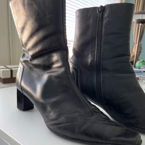 Super snygga svarta  ankle boots med klack i storlek 39🤩   Meddela för mer bilder eller frågor❤️