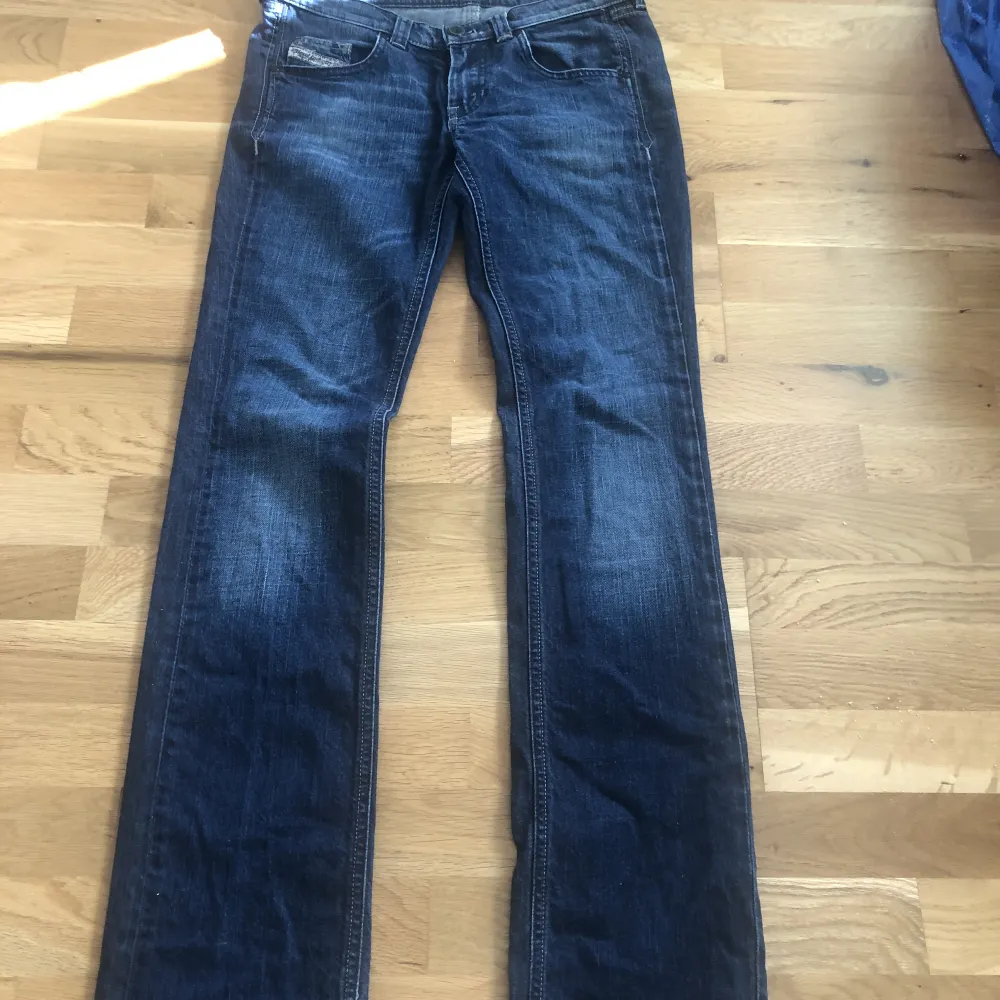 Supersnygga bootcut Diesel jeans, mörkblå med lite urtvättad detalj💕 För långa för mig som är 167 cm💓W 27 L 34. Jeans & Byxor.