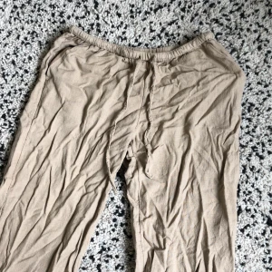 Beiga linne byxor - Säljer dessa beiga linne byxorna från hm.