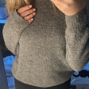 Stickad tröja  - Grå stickad, bra skick något nopprig. Säljer då jag inte får någon användning av den 