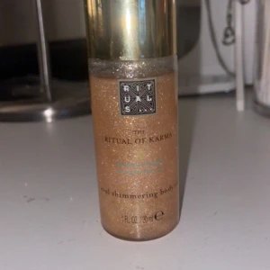 Kropps olja - Body oil från rituals, endast testad. Jag säljer den lilla varianten som är 30ml. Perfekt för dig som vill prova den eller så. Den räcker längre än man tror🌸 Den är glittrig!! 