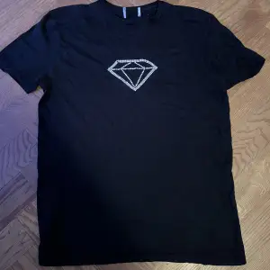 Säljer denna Rhinestone T-shirt ! Den är gjord på en Levi’s tröja så mycket bra kvalitet! Storlek S men kan även passa M! Fler bilder i DM!