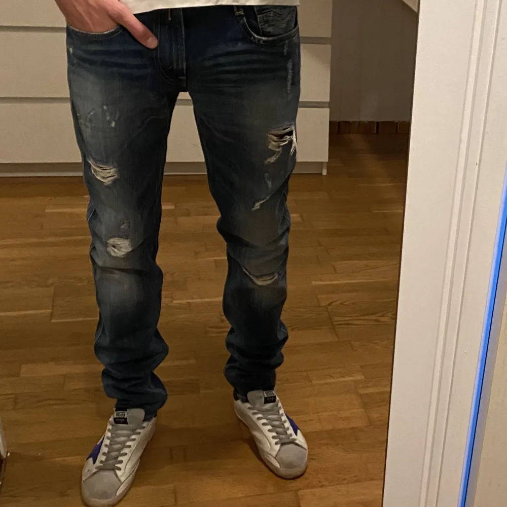 Säljer ett par överfeta replay jeans som tyvärr är lite långa på mig, helt oanvända då dem som sagt är för långa och vill bara bli av med dem!. Jeans & Byxor.