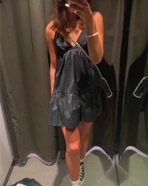 Zara klänning - !!första bilden är inte min!! Jätte fin Zara klänning som inte säljs längre. Skriv om du är intresserad ❤️