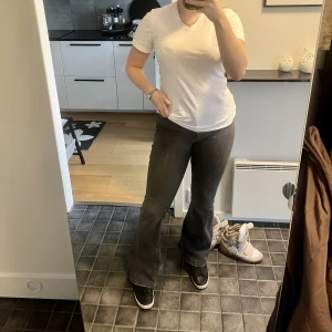 Gråa jeans  - Härliga bootcut byxor i grå färg. Säljer då dem är lite för korta enligt mig. 