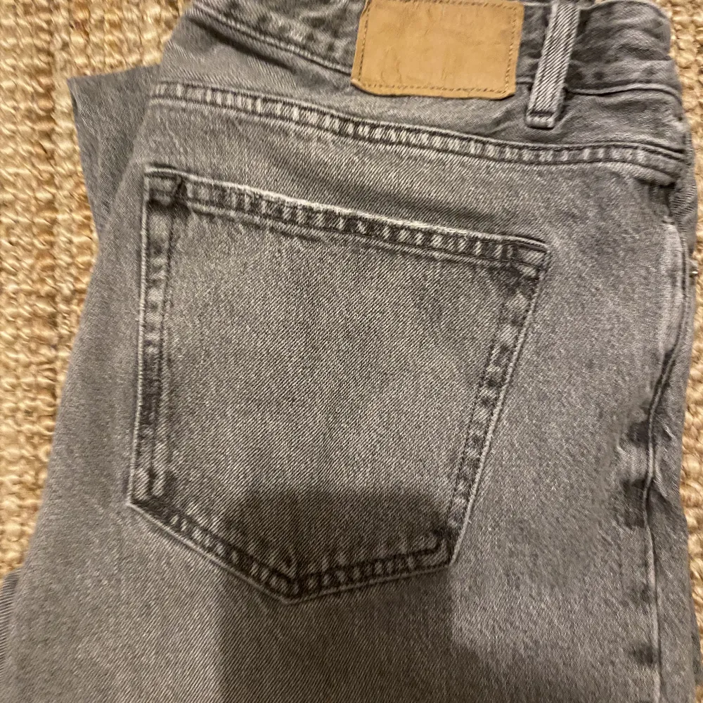 Mörk gråa jeans från volt. Jeans & Byxor.