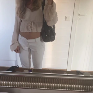 Söt blus - Säljer denna söta blus från bikbok😇😇den är i bra skick! Skriv privat vid frågor eller mer bilder💗💗