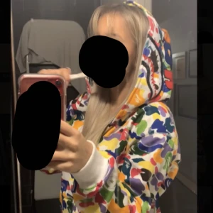 Bape hoodie  - säljer denna Bape hoodie (Ej äkta) som inte kommer till användning!   köpt för 900kr storlek M då jag ville att den skulle sitta oversized! 