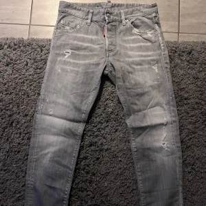 Äkta Dsquared2 Gråa jeans St 46 - Äkta och köpta på farfetch för 3128kr. Skick 8/10 (använda endast fåtal gånger) Pris kan diskuteras. Passar 170cm-180cm 