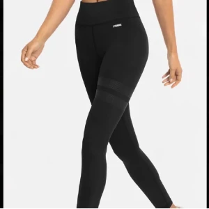 Stronger tights - Svarta! Har en liten fläck mellan strecken, annars väldigt bra skick. Nypris 700kr