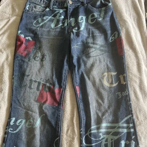 Jeans Jaded London - Utsvängda Jeans ifrån Jaded London. Använda fåtal gånger, i fint skick. storlek 28. Väldigt långa och jag är 174cm. Köpta för 700kr. 