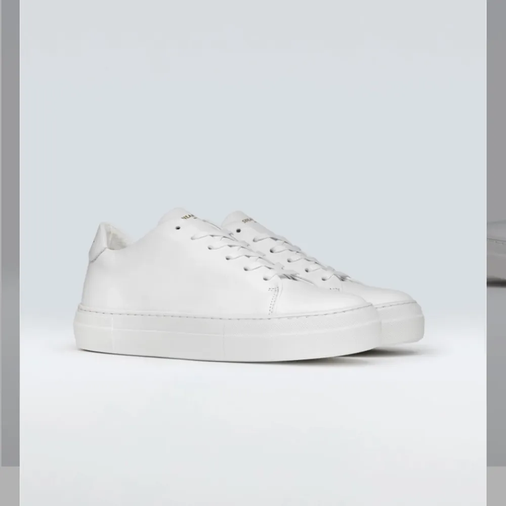 Tänkte sälja dessa vita sneakers från sneaky Steve då jag använder andra mer! Köpta innan sommaren men bara använda ca. 4 gånger, så i nyskick! Köpta för 1500kr. Skor.