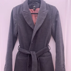 Kappa  - En ny kappa från hm använd en gång. Pris kan diskuteras 😊