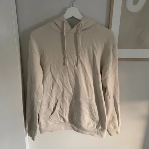 Hoodie  - Så snygg beige hoodie! Sparsamt använd💞 använd gärna ” köp nu”🩵😇
