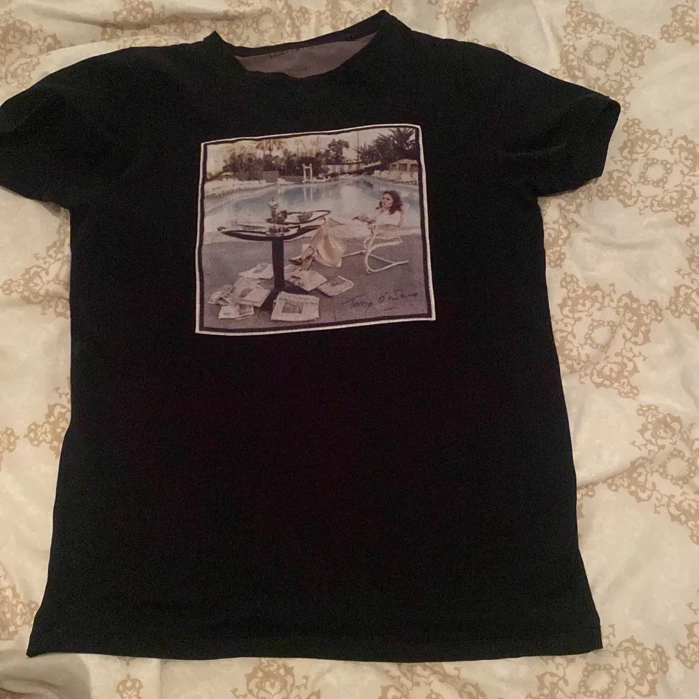 Limitato T-Shirt i serien Terry O Neil I S. Nypris 2600kr Fräsh och endast andvänd ett fåtal gånger!. T-shirts.