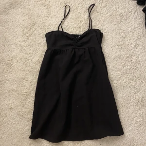 Miniklänning  - Jättesöt klänning ifrån H&M, säljer så den inte kommer till användning.