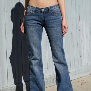 Detta är ett par otroligt snygga och bekväma low waist jeans från Brandy Melville. Dom är ljusare i verkligheten. Säljer dom då dom inte passar längre🩷
