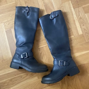 Bikerboots - Snygga höstboots som tyvärr inte passar mig. Strolek 38 men lite stora i storleken så funkar för 39 också. 