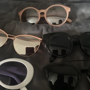 Solglasögon  - 15kr styck köp alla för 50kr