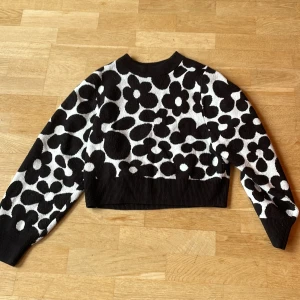 Blommig tjock tröja  - Svart-vit blommig tjock tröja, bra skick, skön och varm