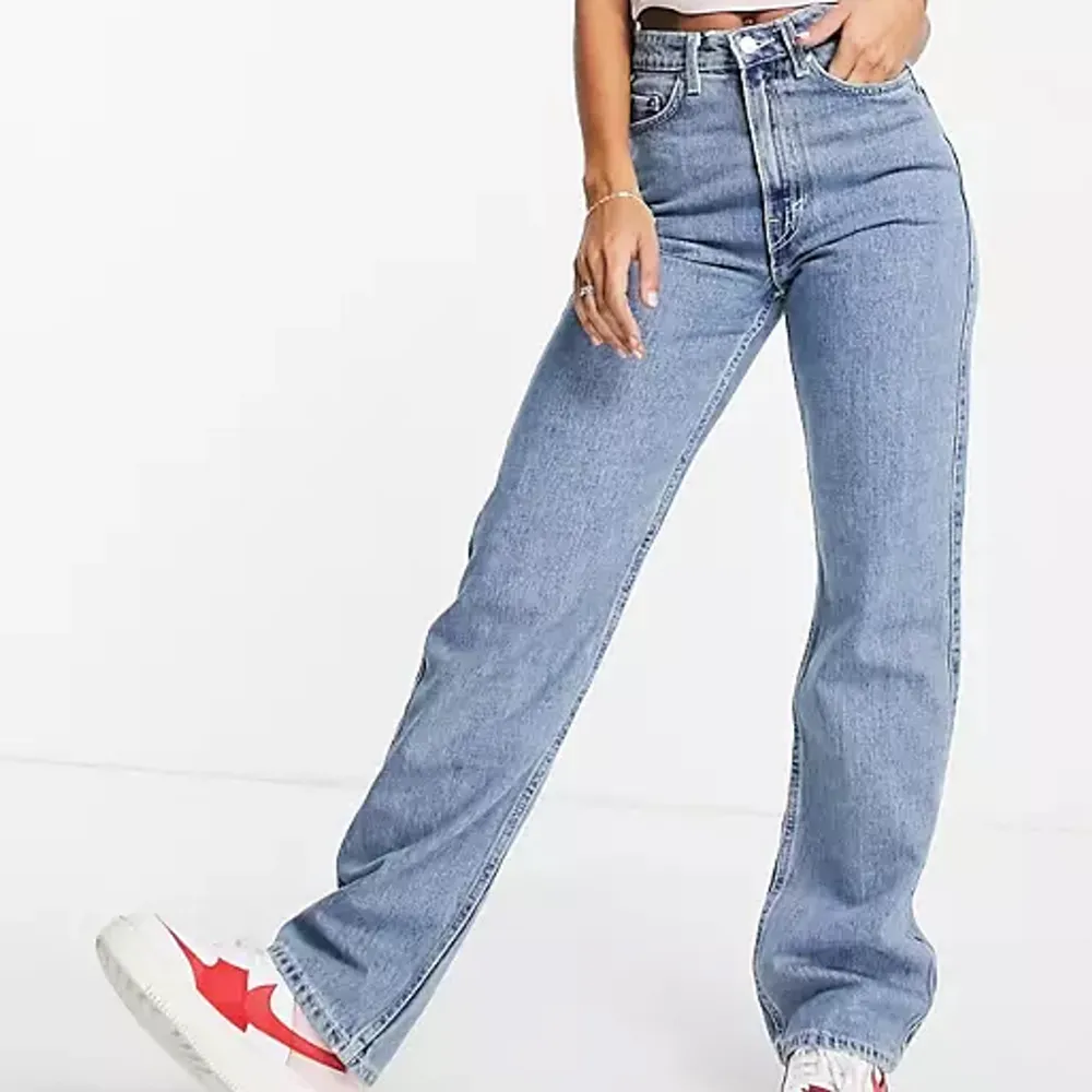 Weekday row jeans, väldigt bra skick!💕💕💕 färgen på första bilden stämmer!. Jeans & Byxor.