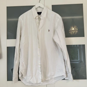 Ralp lauren oxford skjorta - Säljer en ralp lauren Oxford skjorta.  Fint skick och inga fläckar