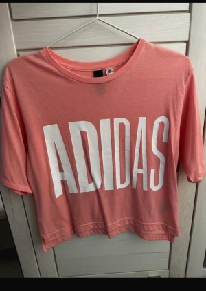 Adidas Topp - Säljer denna adidas topp som funkar till träning men också super fin och skön till vardags. 
