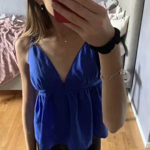 En blå topp💙 - Jätte fin topp, som tyvärr är för stor för mig💞 Har band som man kan ändra längd på🥰