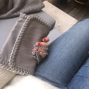 Tiamo väska - Säljer min jättefina tiamo väska i storlek S för ca 200 kr. Orginal pris är runt 450. Skriv till mig om du vill ha fler bilder eller för frågor 