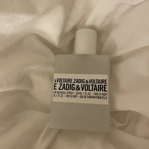 Zadig & Voltaire this is her - Säljer denna jätte mysiga parfym ifrån Zadig & Voltaire. Den är ca 70% fylld därför säljer jag den för 250kr istället för originalpriset som är 700kr