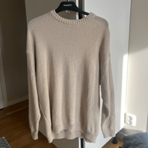 Zara Stickad tröja  - Säljer denna tröja ja köpte i somras kunde inte testa den då jag va utomlands 3 veckor. Den va för stor på mig tyvärr sen dess legat i garderoben! Nypris: 400 kr 