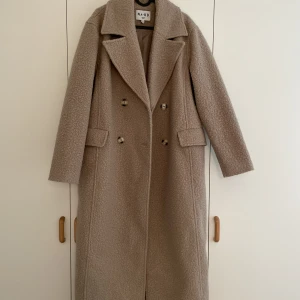 Lång oversize kappa - Säljer min favorit då den är för stor för mig. Använd vid 1 tillfälle! OBS: Kappan är väldigt oversize, skulle kunna passa allt från S-XL beroende på hur man vill att den ska sitta.