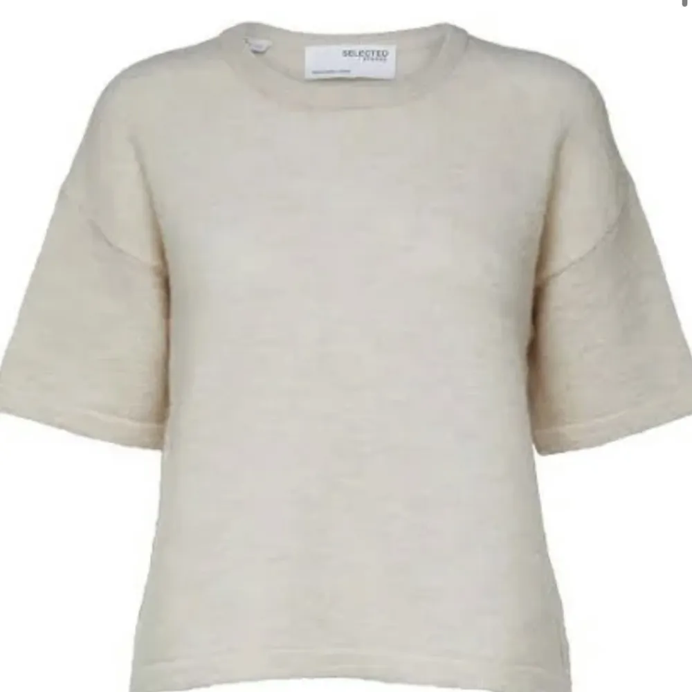 Säljer denna jätte fina slutsålda stickad t shirt från selected femme. Använt ett fåtal gånger men nästan inga tecken på användning 🥰. Stickat.