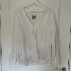 Odd molly blus - Säljer denna blus från oddmolly då jag inte får användning för den. Hör av dig vid frågor🤍⭐️