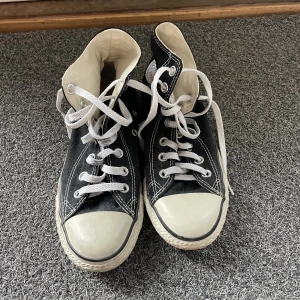 Converse  - Säljer mina gamla Converse då dom inte längre kommer till användning. Pris kan diskuteras.
