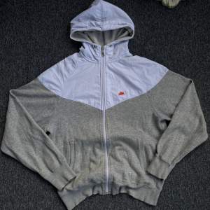 Vintage Nike jacka/tröja  Stl ”S” på etiketten men passar bättre som ”M”