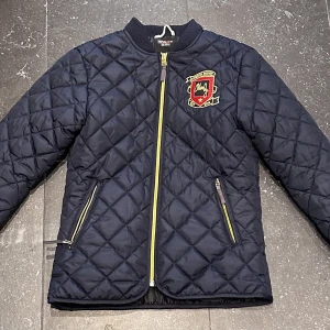 MarQy - Säljer min MarQy höstjacka. Är i princip helt ny. Säljer pga att den blivit för liten inte kommer till användning. Pris kan diskuteras. Köparen står för frakten!