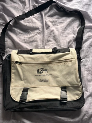 Datorväska - Lite missfärgad och har en liten fläck på framsidan men annars bra skick 