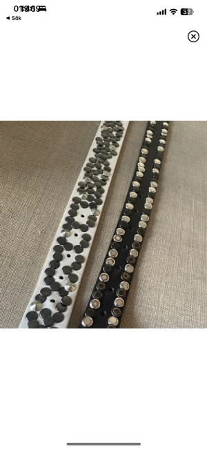 Bälte  - Bälte med coola detaljer på.   Såld: Svarta : 97cm, 4cm (8hål)   Vita: 93cm, 4cm (7hål)  1 för 80 kr