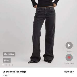Säljer dessa ursnygga lågmidjade jeans från NAKD. Strl 40 men känns som 38, säljer pga för små för mig som vill ha en mer loose fit. Slutsålda på hemsidan. Byxorna är alltså helt oanvända:) 