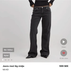 Slutsålda jeans - Säljer dessa ursnygga lågmidjade jeans från NAKD. Strl 40 men känns som 38, säljer pga för små för mig som vill ha en mer loose fit o längre. Slutsålda på hemsidan. Byxorna är alltså helt oanvända:) MIDJEMÅTT 80CM INNERBENSLÄNGD 80CM