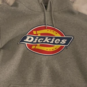 Hoodie - En nästan oanvänd grå dickieshoodie. Priset kan diskuteras